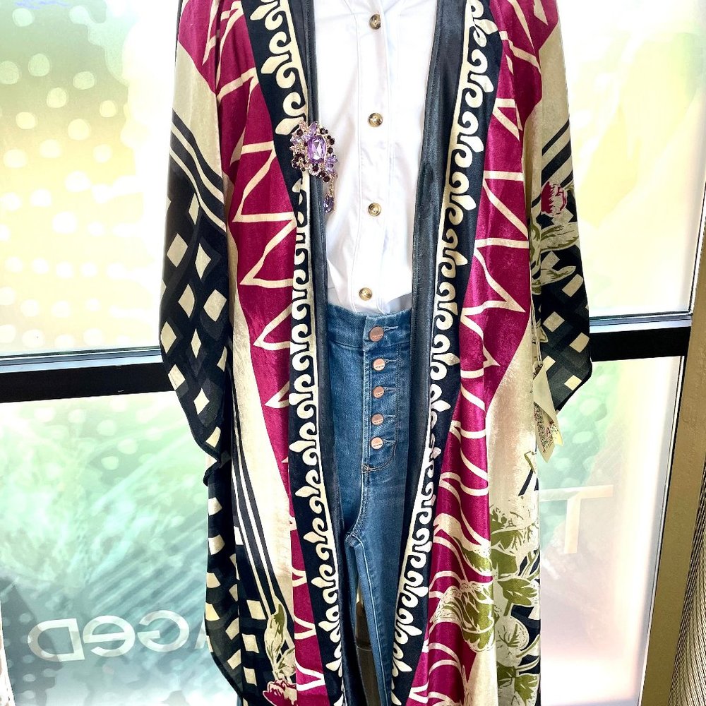 Aratta 'Daisy's Theme' Kimono in Magenta